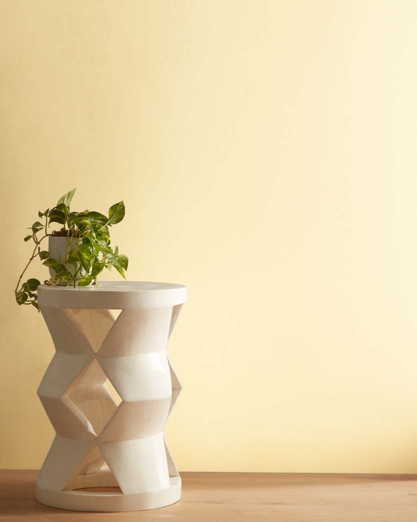 Painted wall in Royal Linen 931